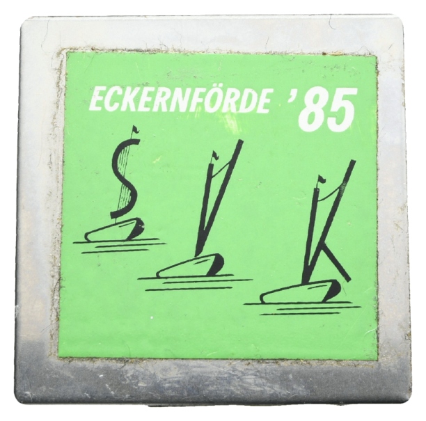  Eckernförde; Plakette 1985; Aufkleber auf Edelstahl, 30,48 g, 49,9 x 49,7 mm   