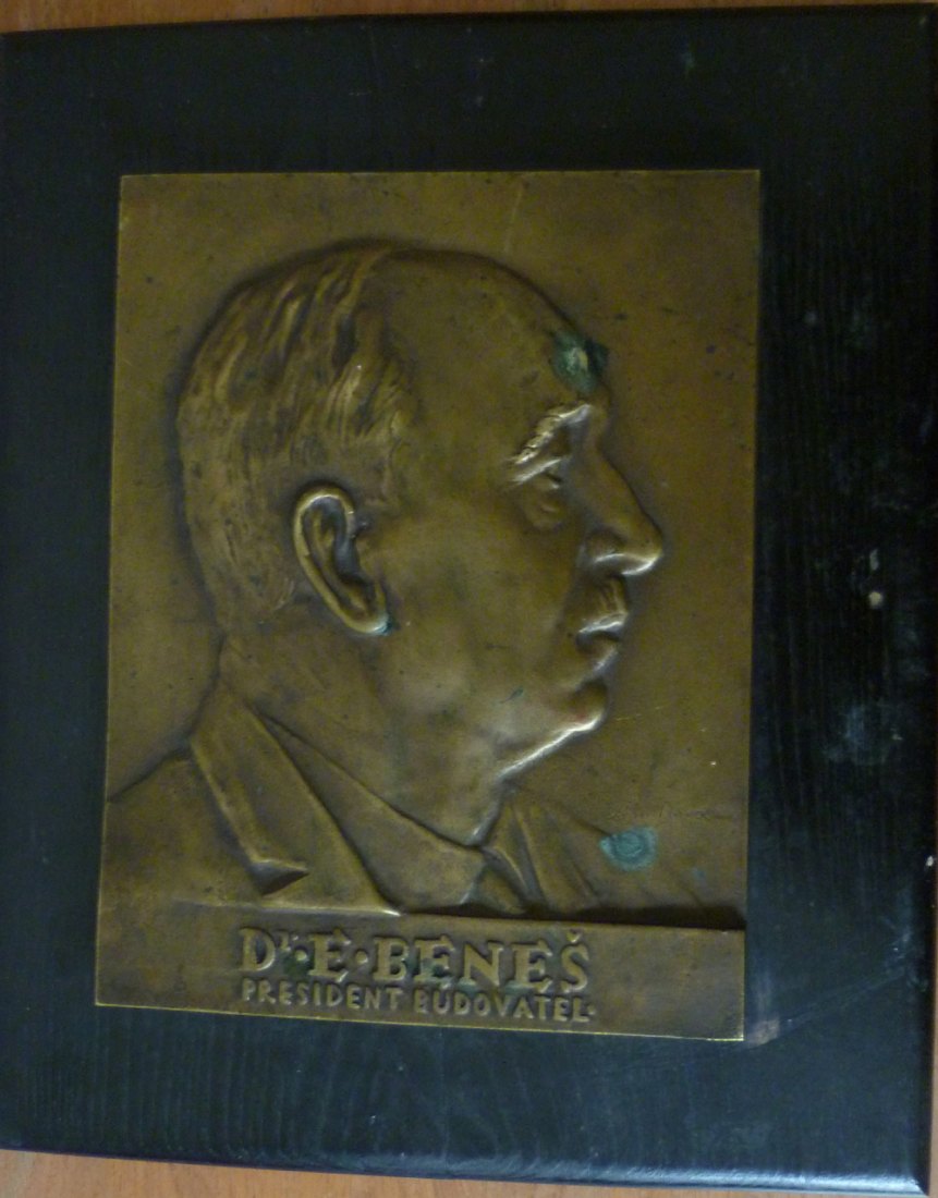  Tschechien, Bronzeplakette o.J.; Dr. E. Benes; 2,40 kg mit Holzplatte; 25,2 x 20,0 cm   