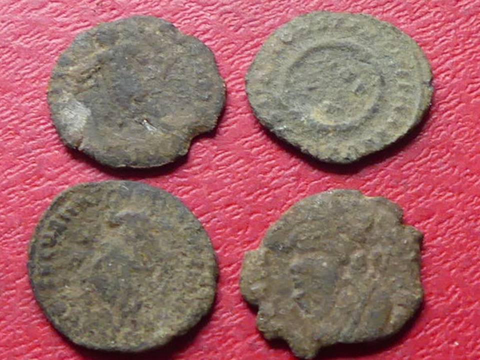  4 antike römische (?) Kupfermünzen, unbestimmt   