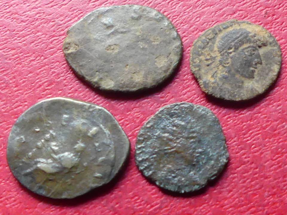  4 antike römische (?) Kupfermünzen, unbestimmt   