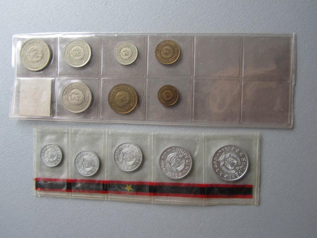  Albanien/Bulgarien: Kursmünzensätze 1969 + 1980   