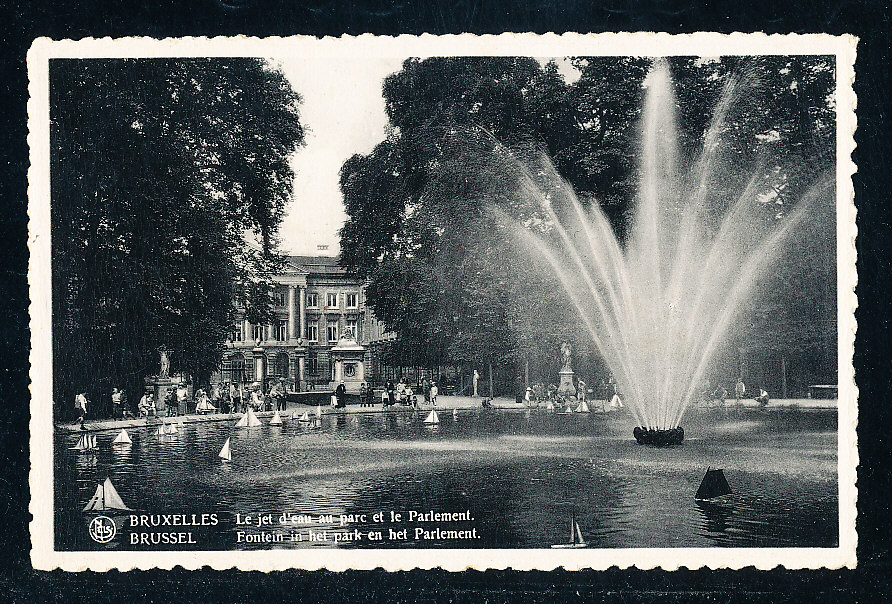 Belgien schwarz wei&szlig;e Foto Ansichtskarte Br&uuml;ssel Springbrunen im Park des Parlaments nicht gelaufen