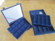 2 blaue Samtboxen für je 24 Münzen
