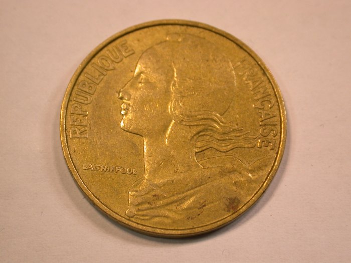  13205 Frankreich  20 Centimes 1976 in ss, l.gewellt   