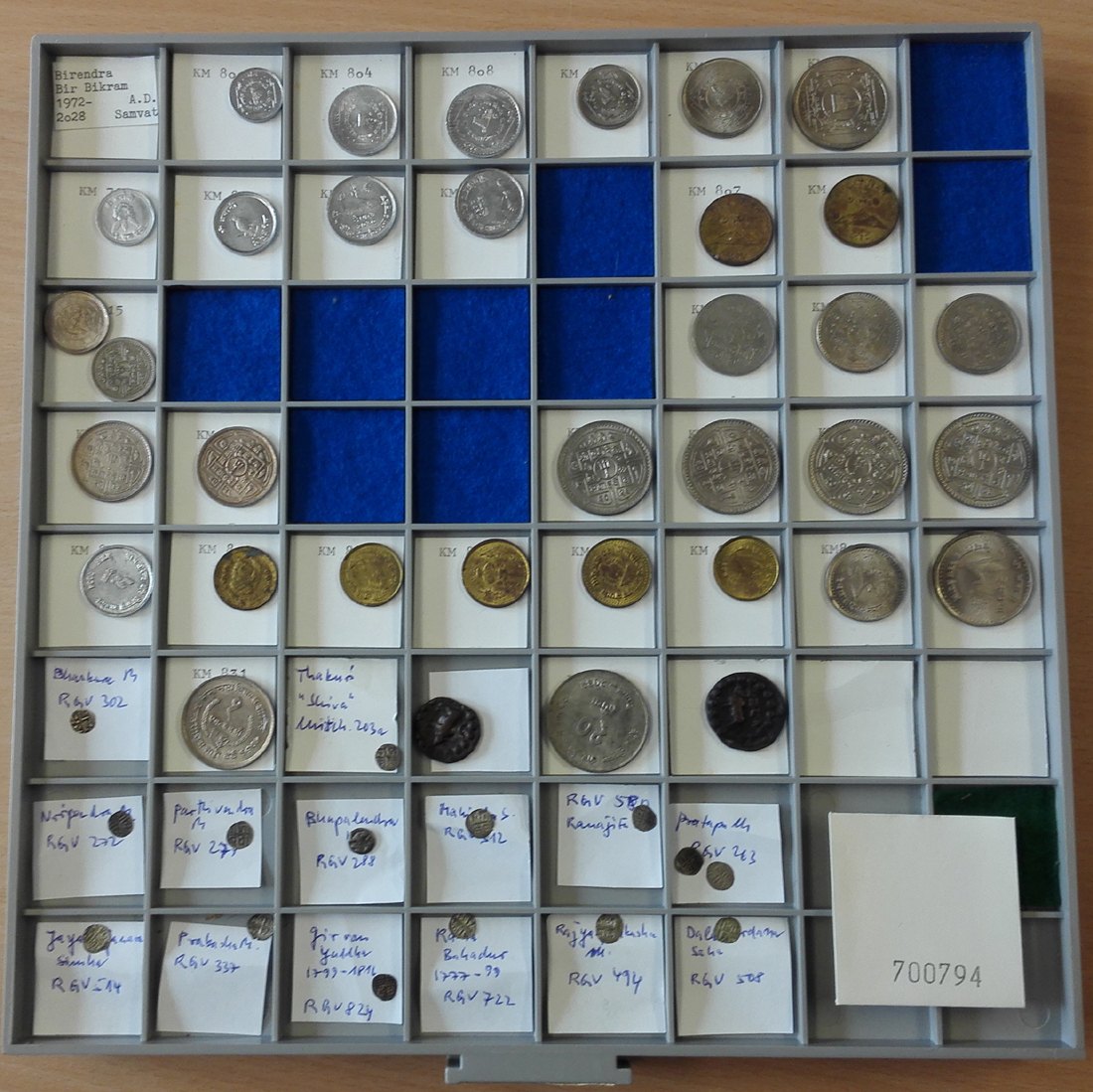  Nepal, 50 Kleinmünzen, ohne Tablett (Originalbilder per Email können angefordert werden!)   