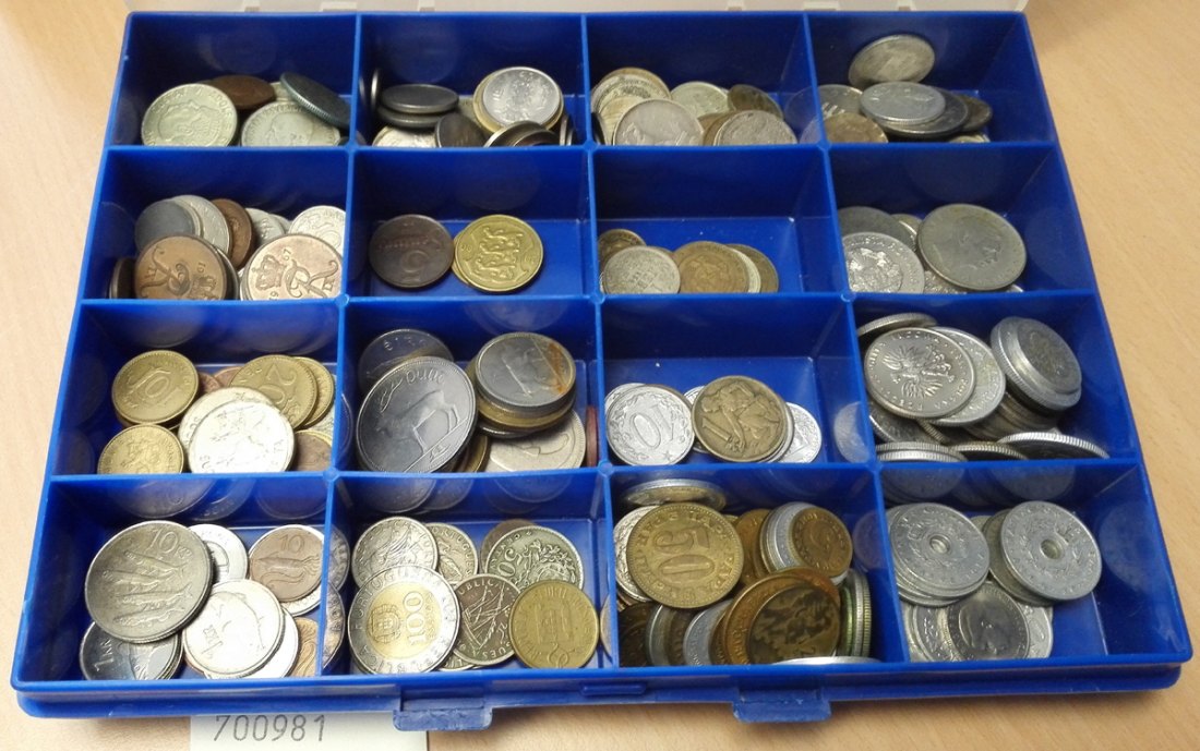  Ausland, div. Kleinmünzen, meist 20. Jahrhundert, 1,3 kg (Versandkosten Ausland: 20-30 €)   