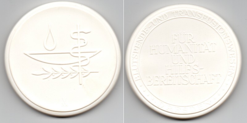 Deutschland Medaille Für Humanität und ... FM-Frankfurt Gewicht: 36,4g Meissener Porzellan   