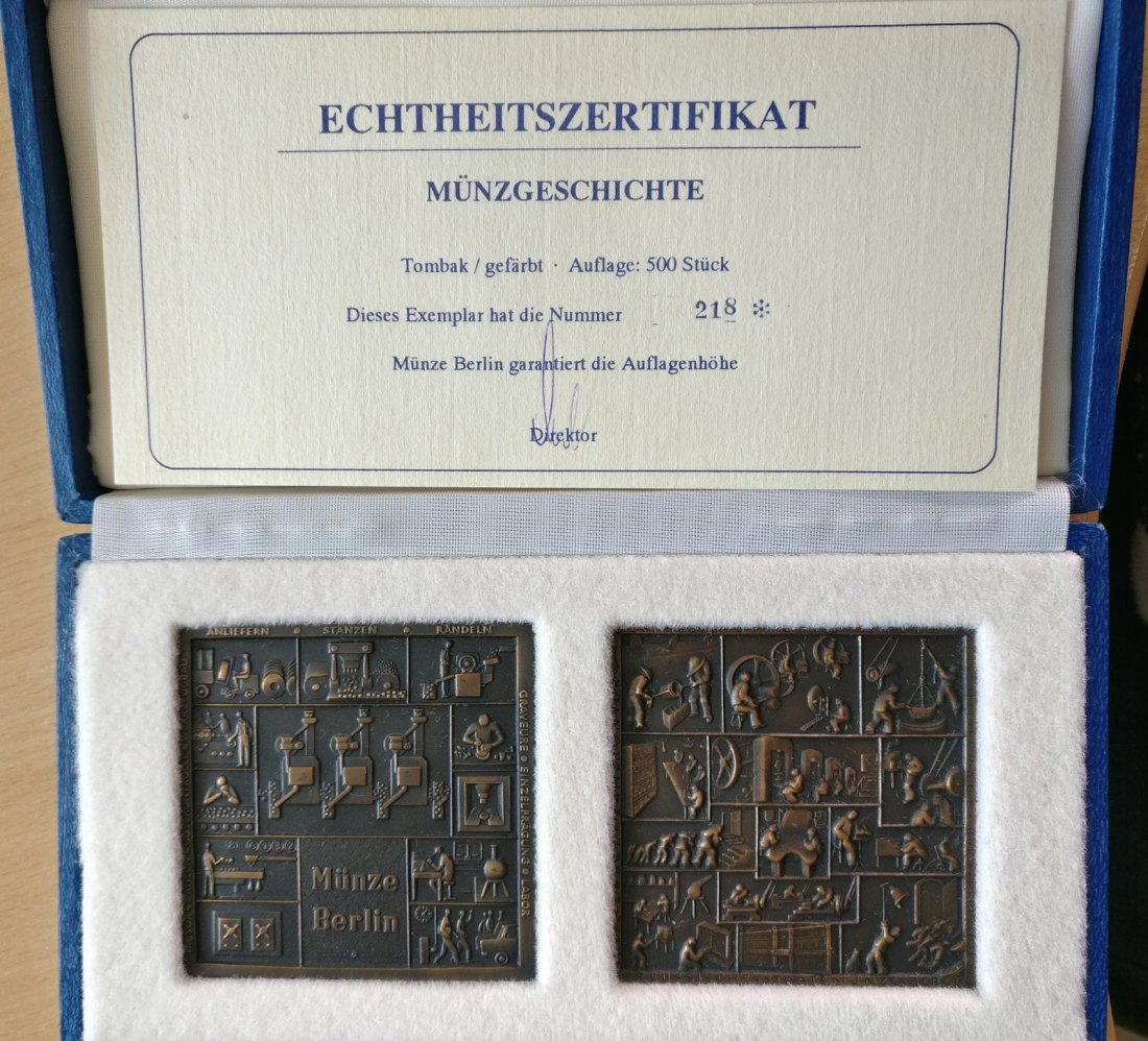  Zwei Tombakplaketten der Münze Berlin, 66x66 mm, links: 107,75g, rechts: 106,33g   