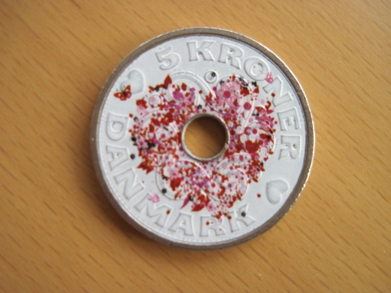 5 Kronen Dänemark 2001 coloriert mit einem roten Herz auf weißem Grund