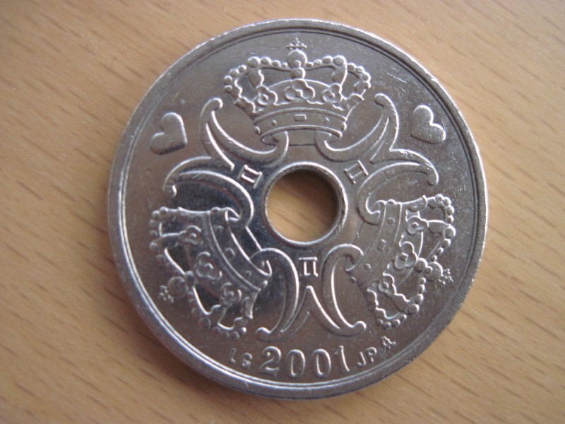  5 Kronen Dänemark 2001 coloriert mit einem roten Herz auf weißem Grund   