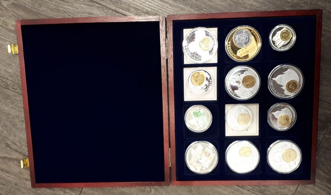  Medaillen   12 Stück zum Thema Europäische Währung  Gewicht insg. (Medaillen + Koffer): 0,95kg   