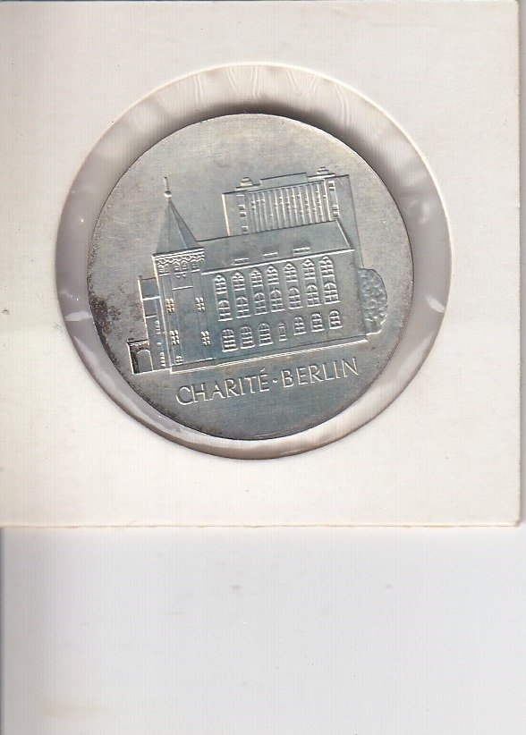 T4 - DDR 10 Mark 1986 Charite Berlin Stempelglanz mit natürlicher Patina