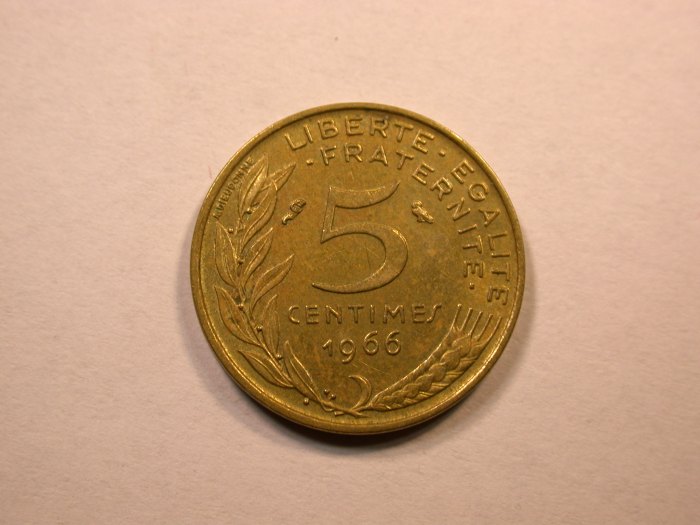  D06  Frankreich 5 Centime 1966 in vz, fleckig  Orginalbilder   