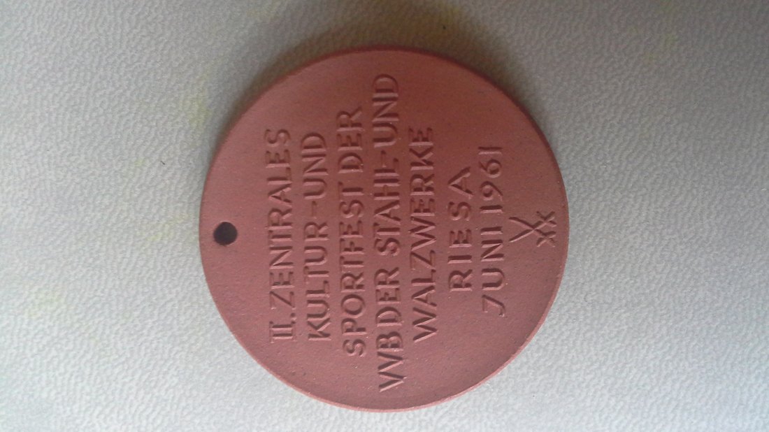 Porzellanmedaille Zentrales Kultur-und Sportfest Riesa 1961 (k671)