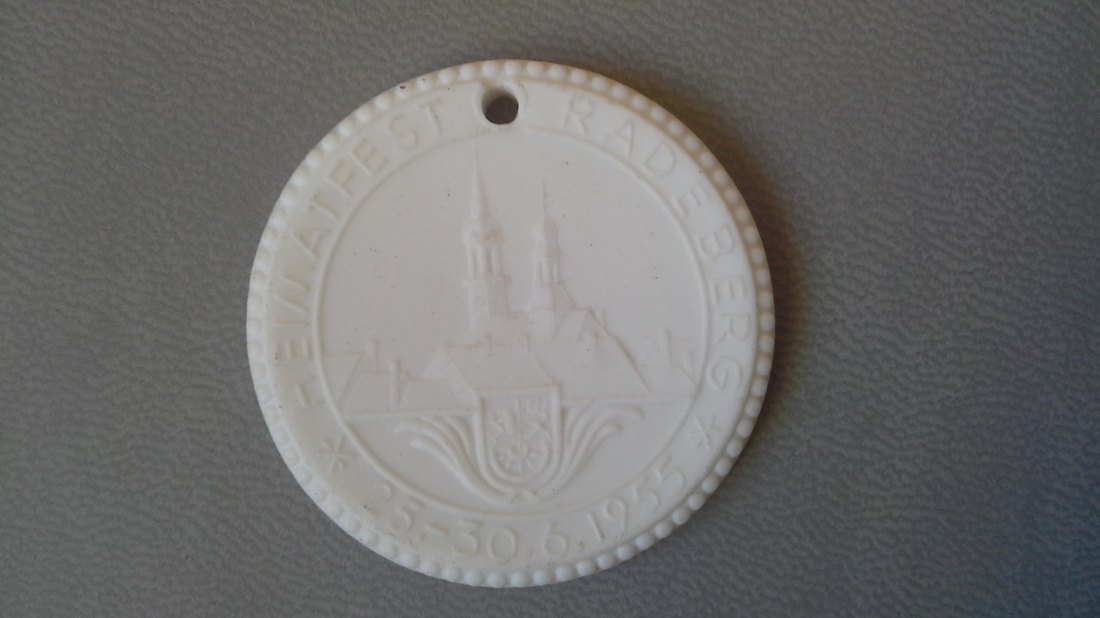  Porzellanmedaille Heimatfest Radeberg aus dem Jahr 1955 (k677)   