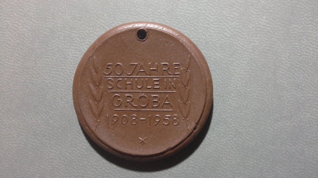 Porzellanmedaille 50 Jahre Schule in Gröba aus dem Jahr 1958 (k680)