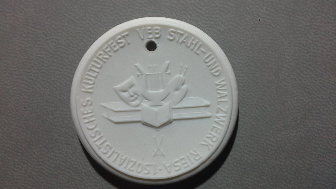 Porzellanmedaille 1.Zentrales Kulturfest Riesa 1960 (k681)