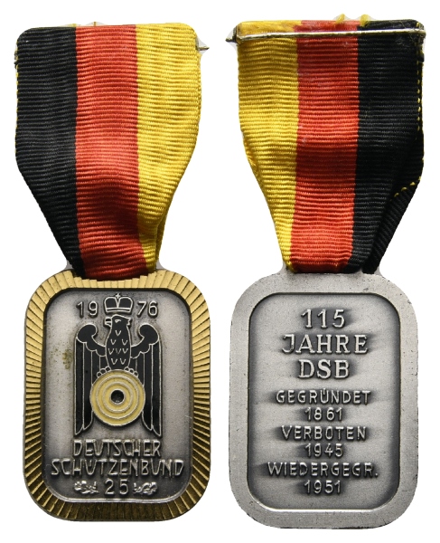  Deutscher Schützenbund; tragbare Schützenmedaille 1976 am Band, versilbert, emailliert   