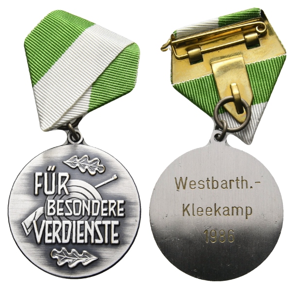  Westbarthausen-Kleekamp; tragbare Schützenmedaille 1986 am Band, versilbert, 24,89 g, Ø 39 mm   