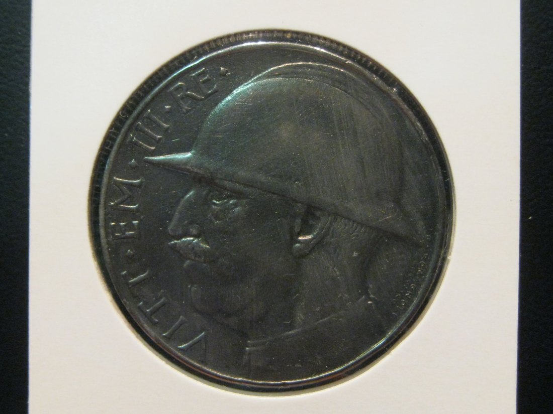 ITALY 20 LIRE 1928 10 ANNS END OF WWI.GRADE-PLEASE SEE PHOTOS AND READ BELOW.