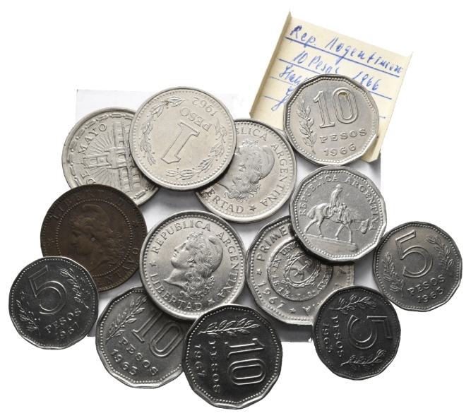  Argentinien; 13 Kleinmünzen   