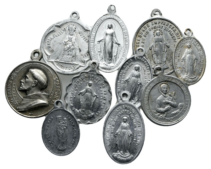 Amulette - Pilgeramulette, 10 Stück; teilweise tragbar   
