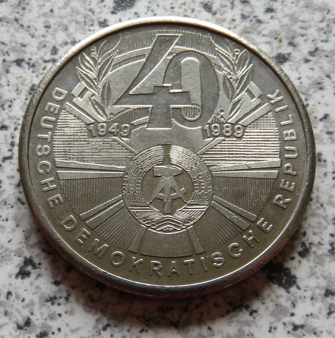  1949 - 1989 Deutsche Demokratische Republik 40 / Abbildung Roboter, Emblem, Neubaublocks, oO19   