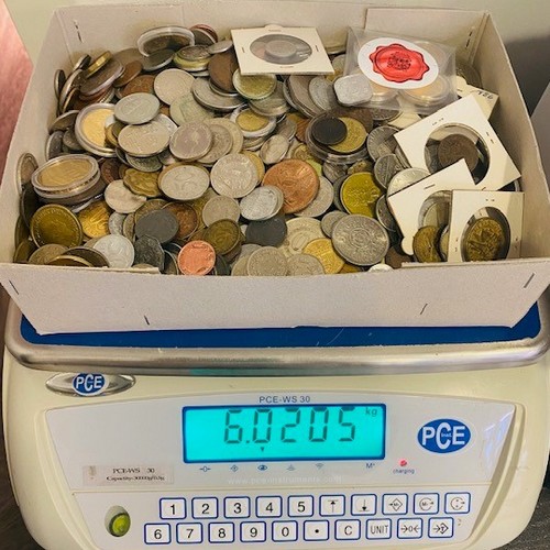  Diverse Münzen aller Welt aus verchiedenen Materialien   FM-Frankfurt Gewicht: 6,02kg   