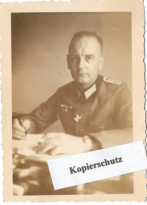  Fotografie Drittes Reich, Wehrmacht, Offizier in der Dienststube   