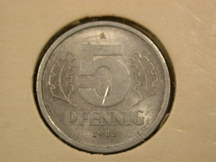  F04  DDR  5 Pfennig 1983 in f.vz Kratzer bei 5   Originalbilder   