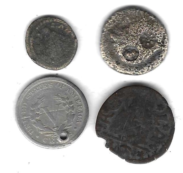  4 abgegriffene Münzen, 2 x ?, 1 x verm. Ungarn, 1 x 5 Cents 1906 mit Loch, siehe Scan unten   