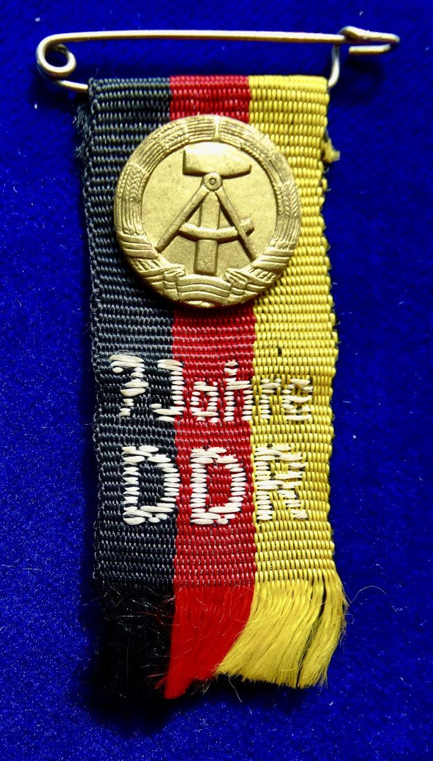  DDR Jubiläum Plakette 1956 o.J. auf Band in den Deutschen Farben   
