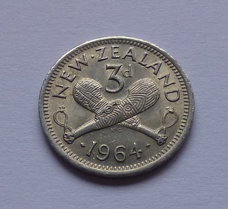  Neuseeland / New Zealand 3 Pence 1964, Crossed patu   