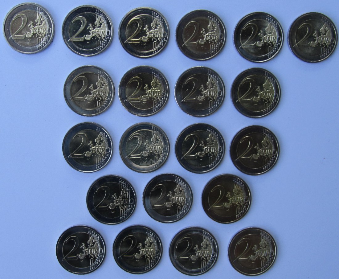  Irland/Niederlande/Österreich: Lot aus 21 verschiedenen 2-Euro-Gedenkmünzen   