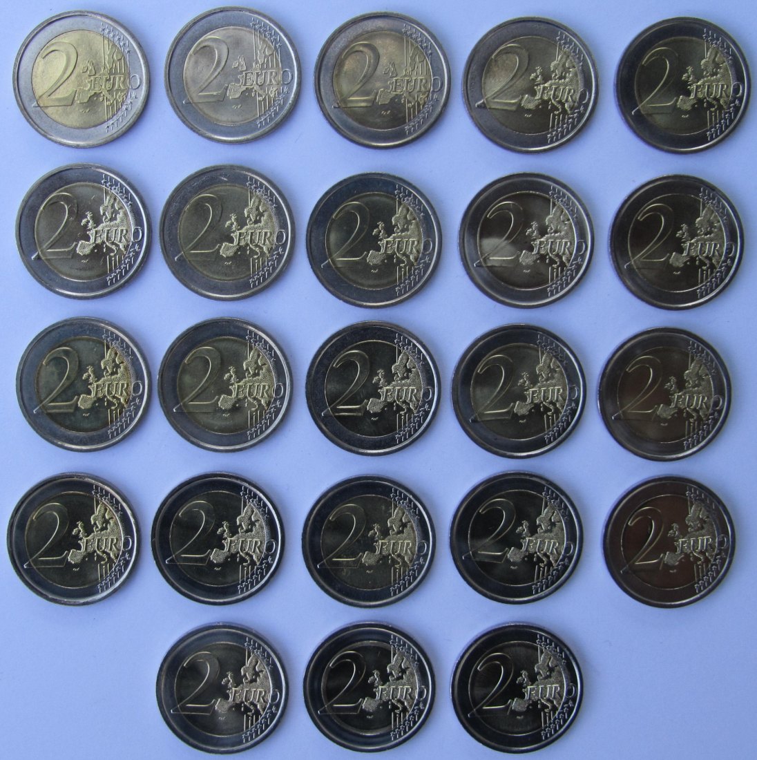  Italien: Lot aus 23 verschiedenen 2-Euro-Gedenkmünzen   