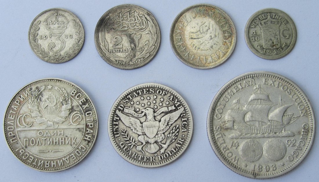  Lot aus sieben Silberkursmünzen aus aller Welt, zusammen 32,7 g Feinsilber   