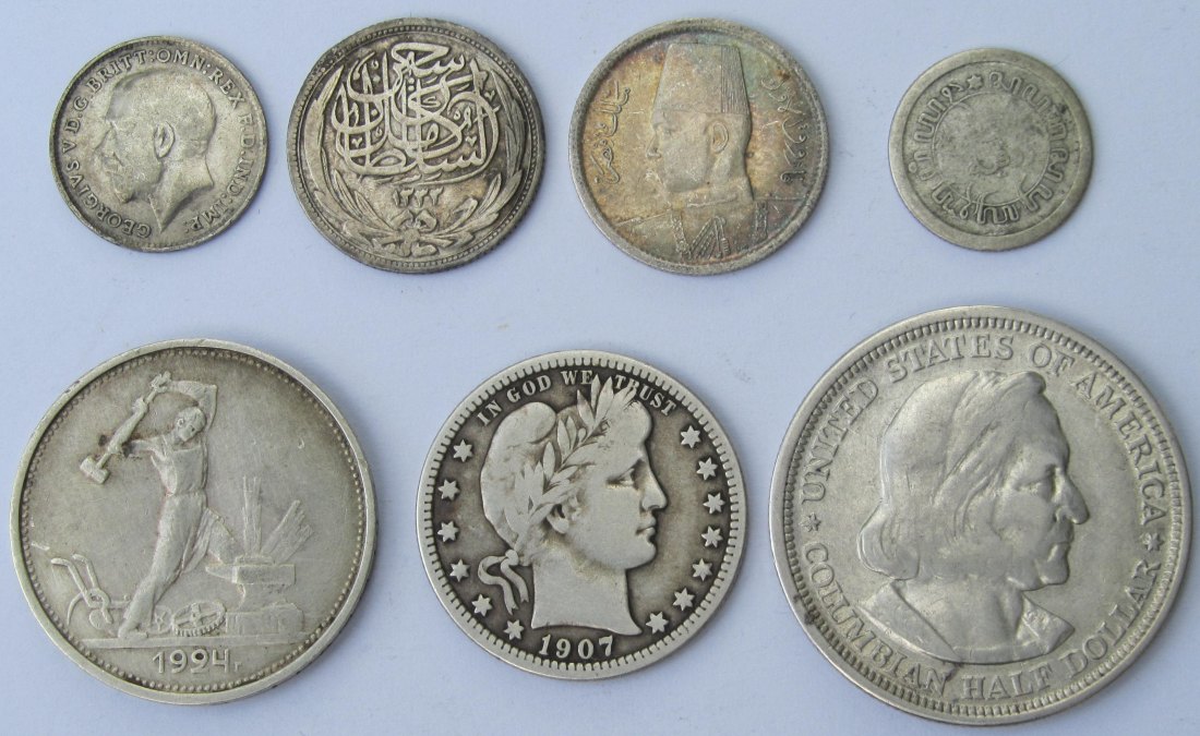  Lot aus sieben Silberkursmünzen aus aller Welt, zusammen 32,7 g Feinsilber   