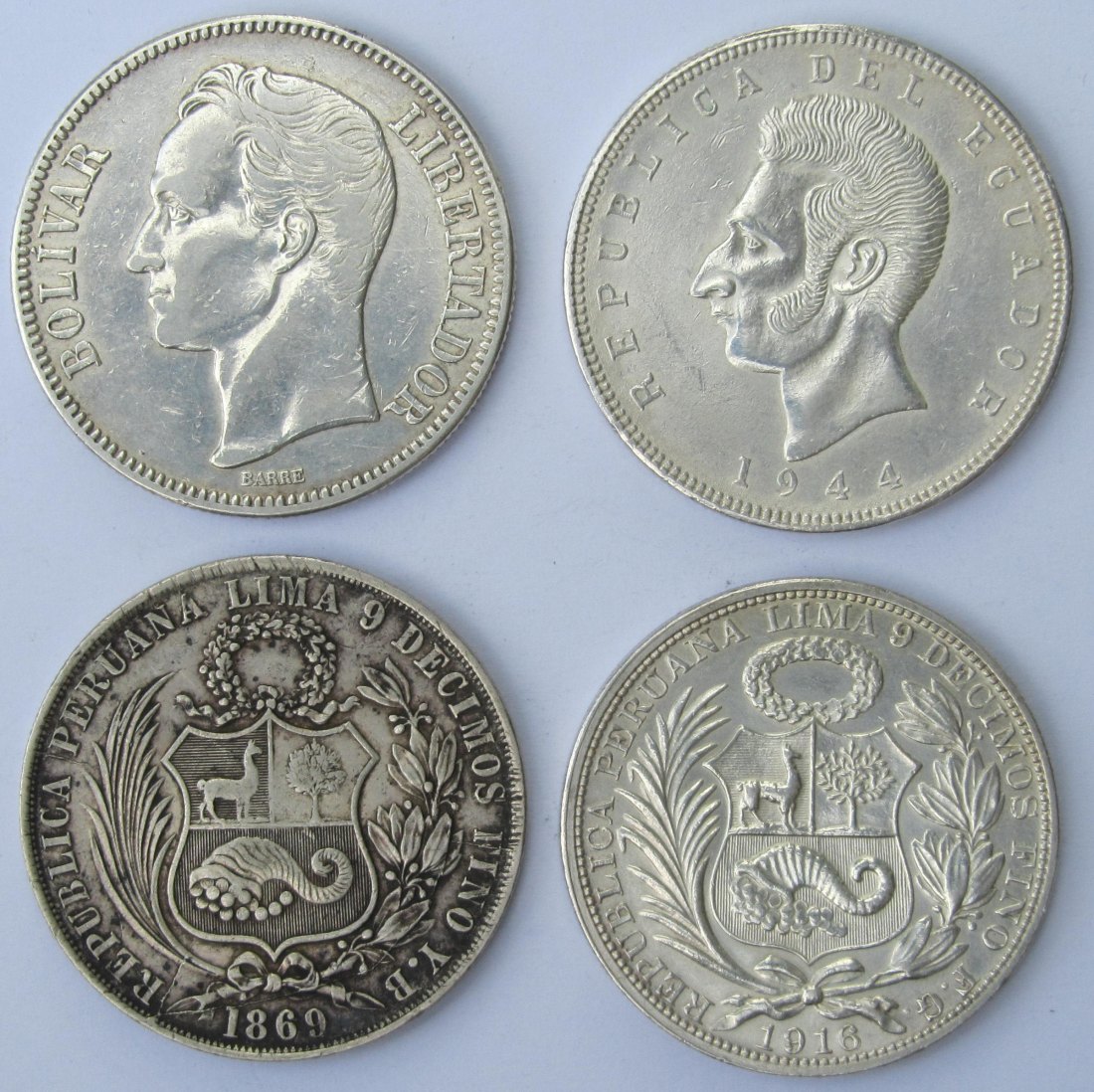  Südamerika: Lot aus vier großen Silberkursmünzen, zusammen 85,5 g Feinsilber   