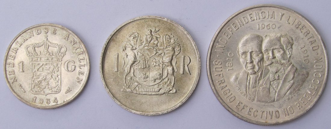  Antillen/Südafrika/Mexiko: Lot aus drei Silbermünzen, zusammen 45,2 g Feinsilber   