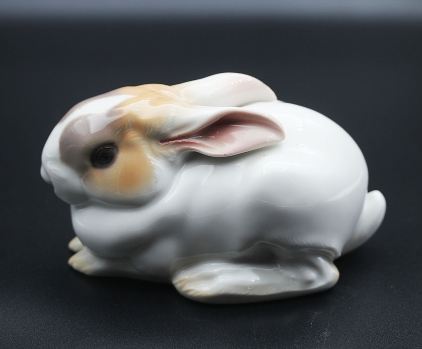 Porzellanmanufaktur Allach liegender Hase Entwurf Franz Nagy 1938, K. N. Modell Nr. 44