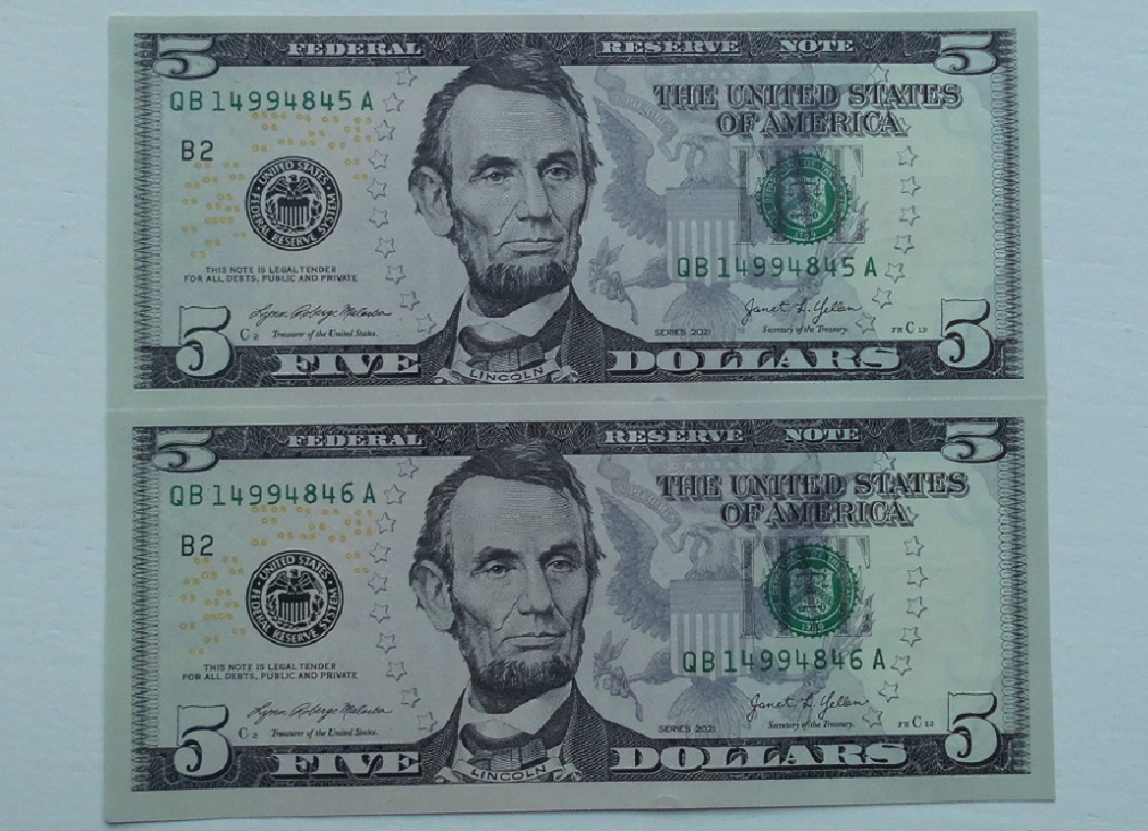  2 Stück 5 Dollar 2021 Banknoten USA kassenfrisch Folgenummer für Sammler   