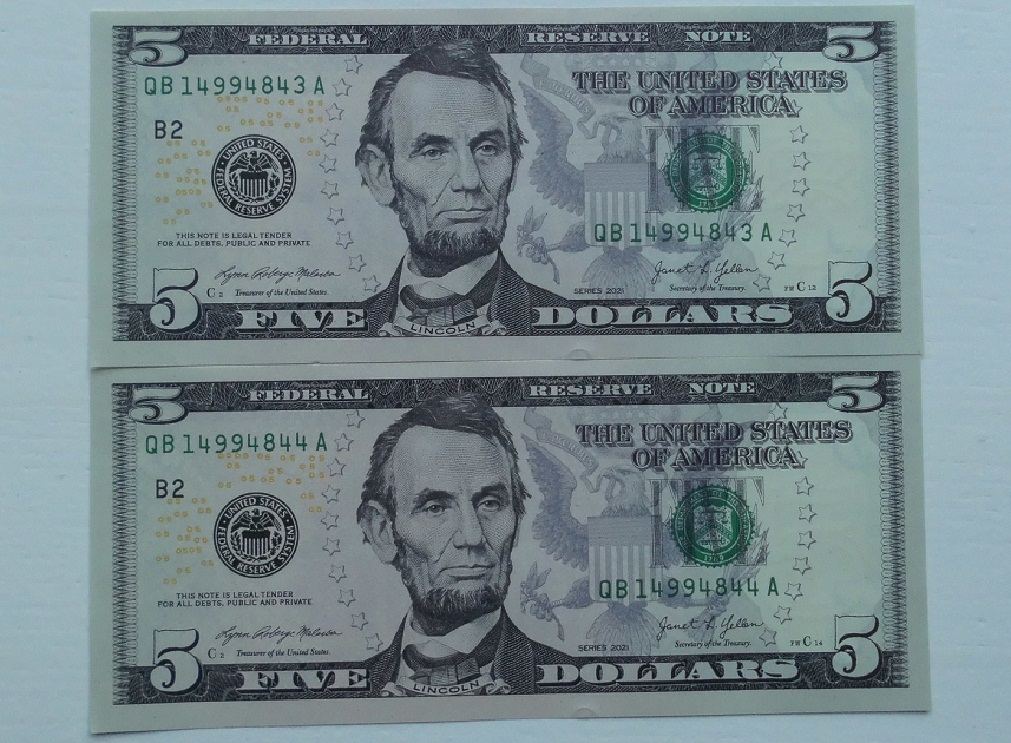  2 Stück 5 Dollar 2021 Banknoten USA kassenfrisch Folgenummer für Sammler   