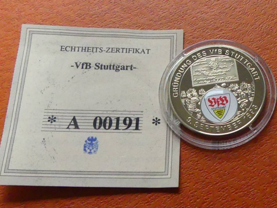  Farbmünze „VfB Stuttgart 1893“, 30 mm, ca. 9 Gramm. In Kapsel.   