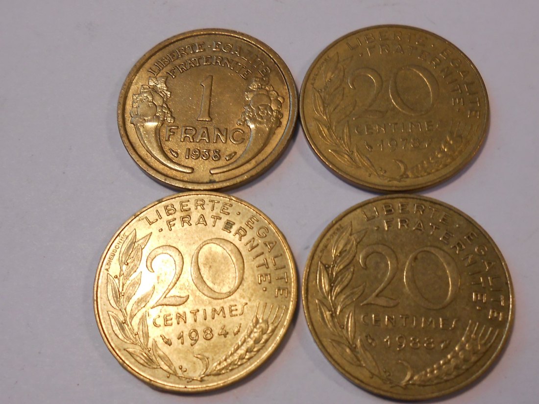  M.77. Frankreich, 4er Lot, 20 Centimes 1978 1984 1988, 1 Franc 1938, alle Al-Bronze   