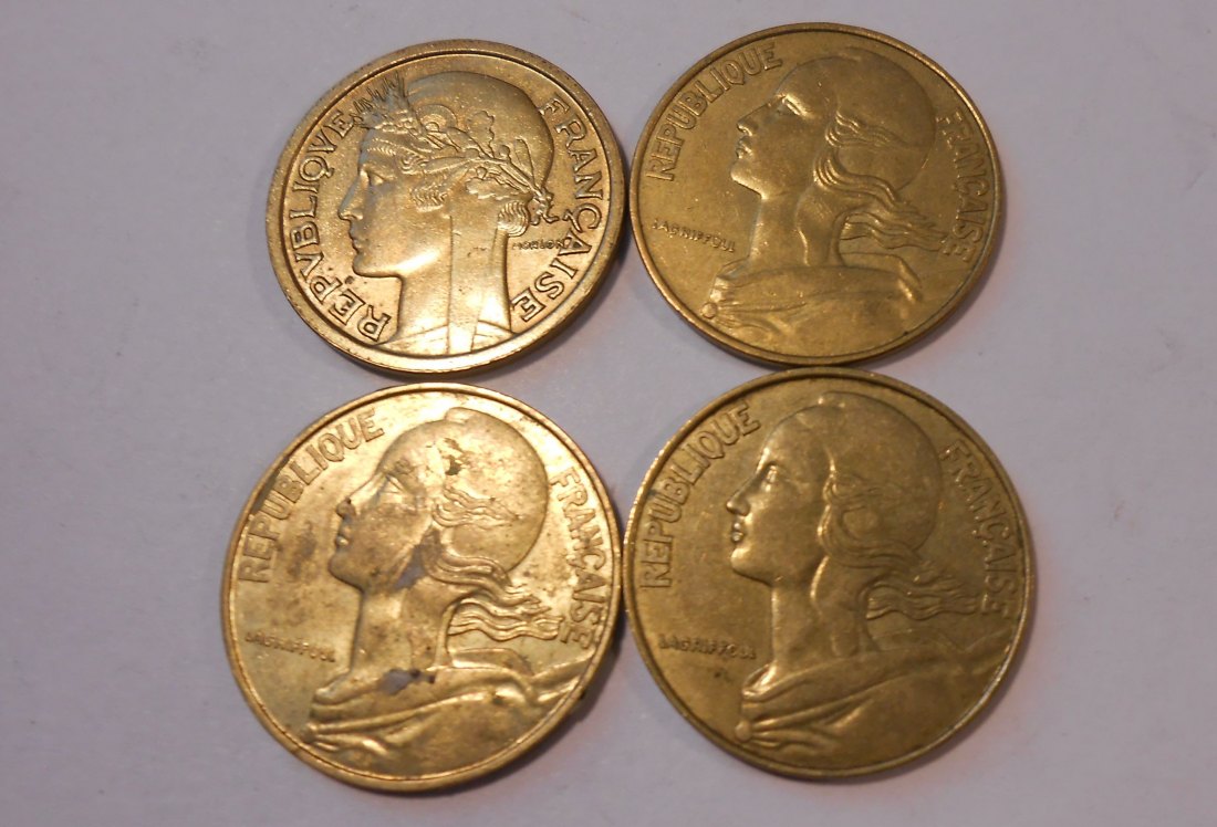  M.77. Frankreich, 4er Lot, 20 Centimes 1978 1984 1988, 1 Franc 1938, alle Al-Bronze   