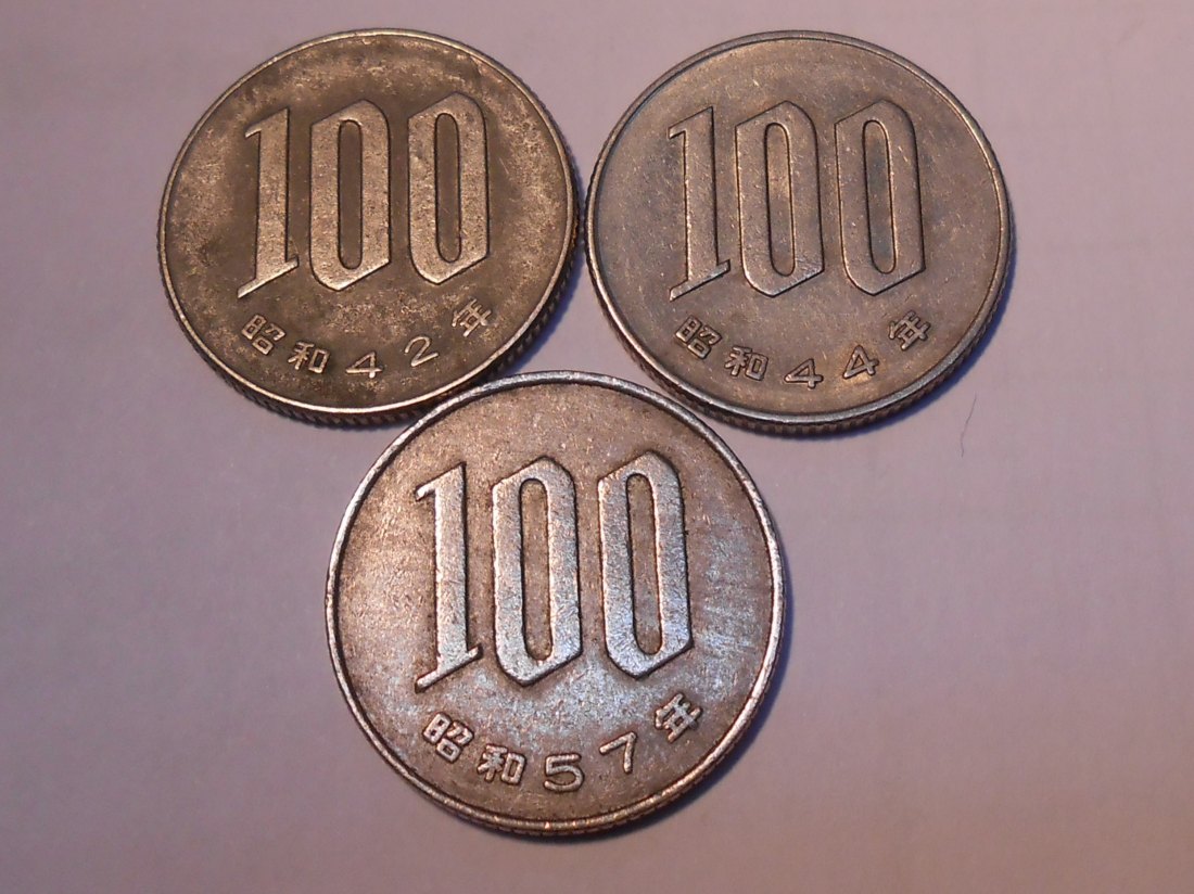  M.79. Japan, 100 Yen, 42 (1967),  100 Yen, 44 (1969), 100 Yen, 57 (1982), alle Cu-Ni-Legierung   
