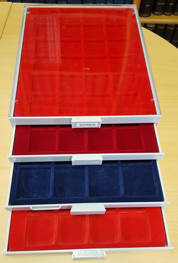  Lindner Münzbox STANDARD, 7 Stück, quadratische und runde Vertiefungen, div. Größen, gebraucht   