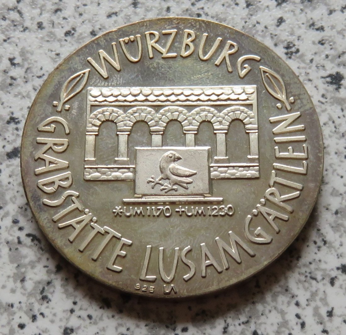  Walther von der Vogelweide / Grabstätte Würzburg Lusamgärtlein   