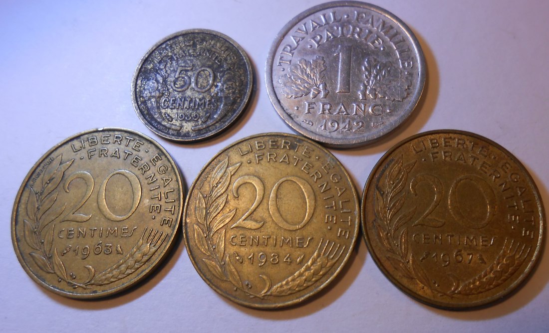  M.99. Frankreich, 5er Lot,20 Centimes 1963 1964 1967, 50 Centimes 1939 o.Mz., 1 Franc 1942   