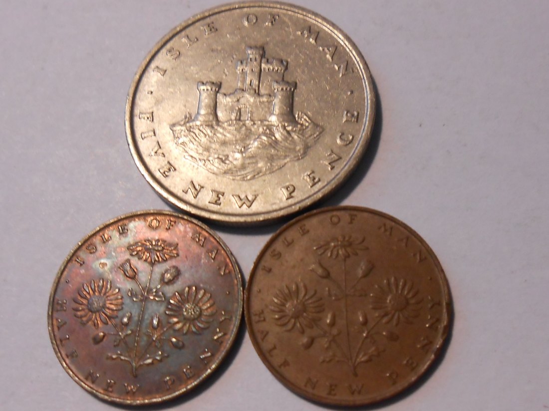 M.103. Isle of Man, 3er Lot, ½ New Penny 1971, ½ New Penny 1971, 5 New Penny 1975